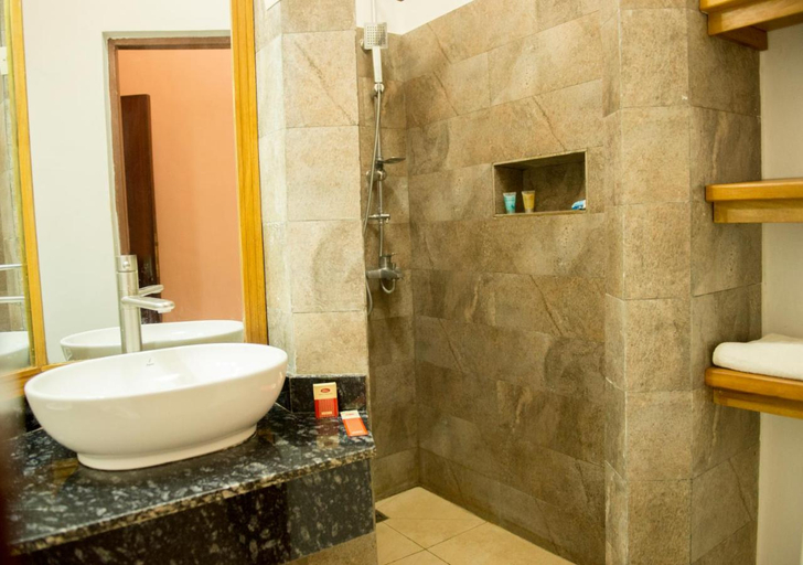 Bathroom 3, Hotel Safari Gate, Roherero