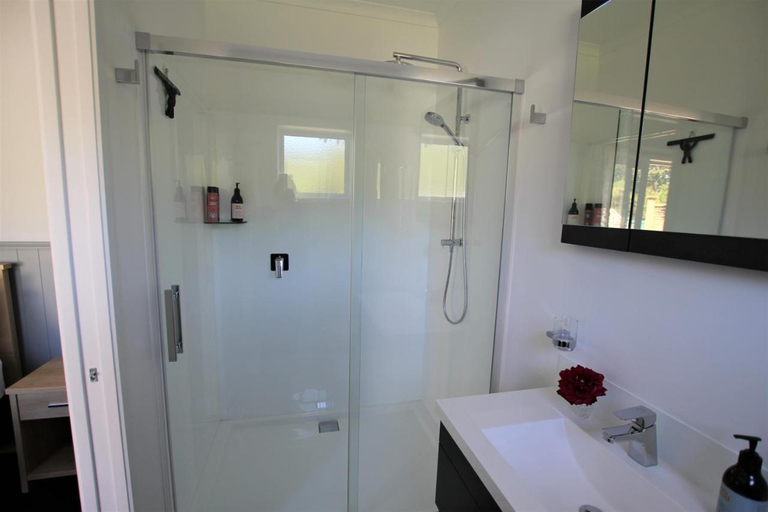 Bathroom 2, Brecon Pond Bed & Breakfast, Stratford