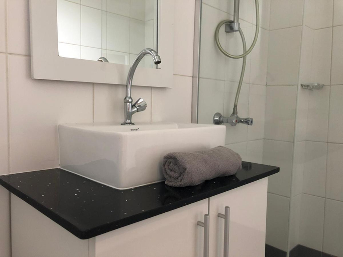 Bathroom 4, Holland Lodge Paramaribo, Rainville