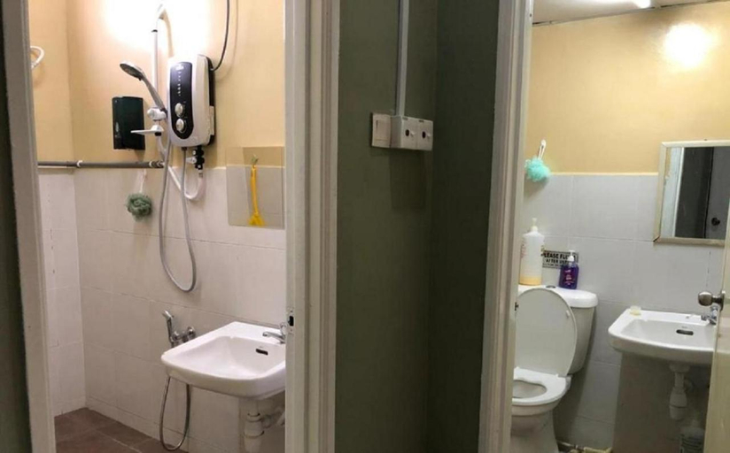 Bathroom, NY TROPICAL BACKPACKERS, Kota Tinggi