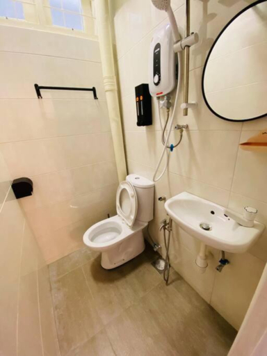 Bathroom 2, Bonjour Riverview 2KM JONKER/6 PAX/NETFLIX/FREWIFI, Malacca City