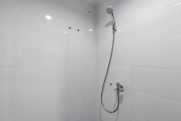 Bathroom 3, Comfort 1Br At Amartha View Apartment, Semarang