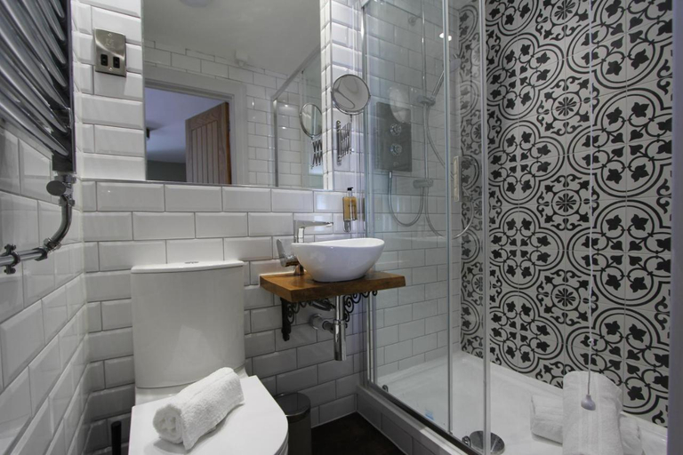 Bathroom 3, Tyr Winch, Cardiff