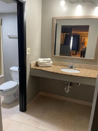 Bathroom 3, Guest Inn, Columbia