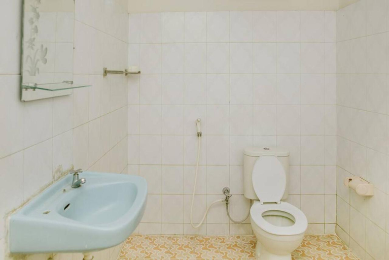 Bathroom 5, Nakula Familiar Inn, Denpasar