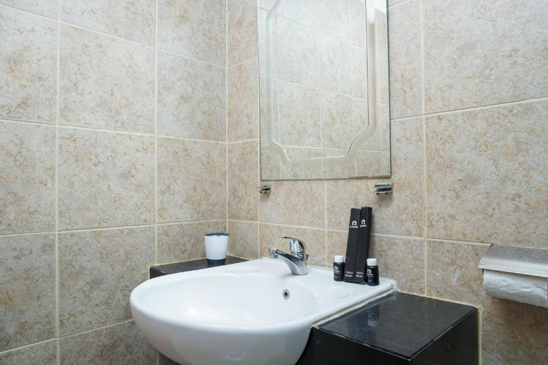 Bathroom 3, Cozy and Minimalist 2BR at Marbella Kemang Apartment, Jakarta Selatan