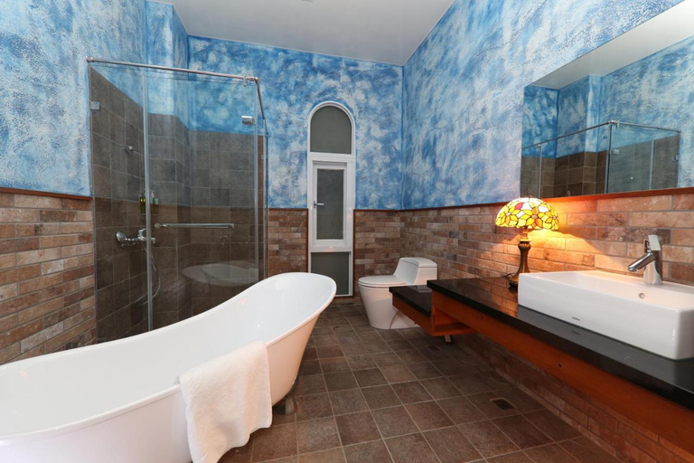 Bathroom 3, Black Chimney, Yilan