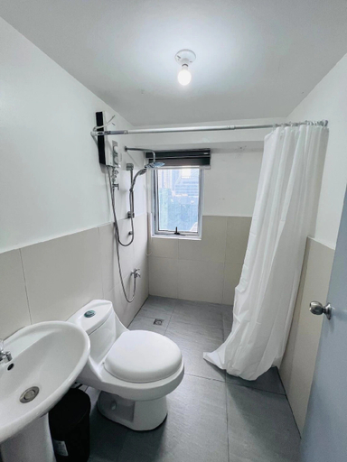 Bathroom, Pool x City View 2BR Loft with Wifi & Netflix, Taguig