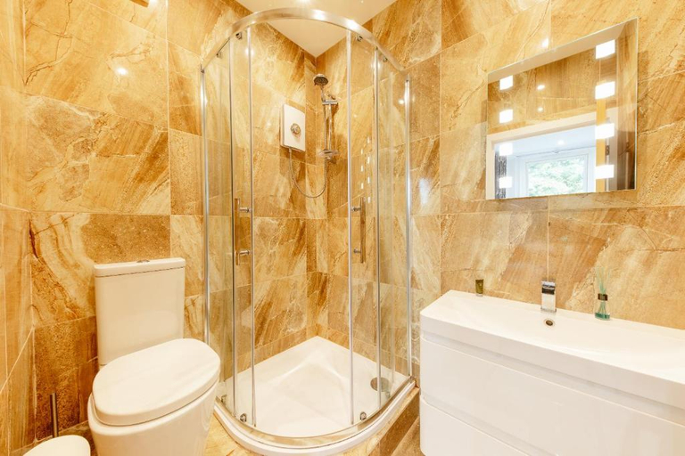 Bathroom, Modern city centre studio apartment 202, Oxfordshire