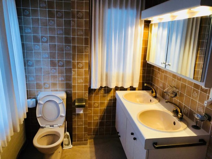 Bathroom 4, Parkhotel Bellevue Lenk, Obersimmental