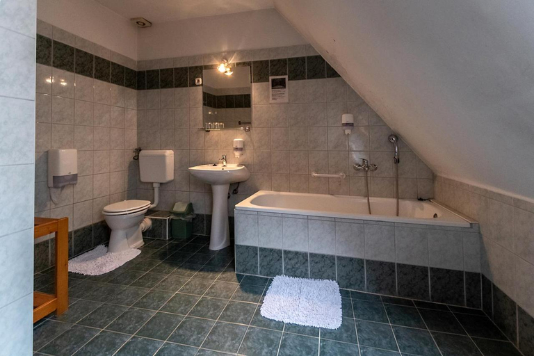 Bathroom, Il Gallo Nero - Fekete Kakas Etterem es Panzio, Szombathely