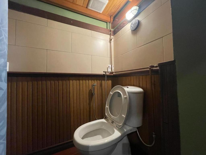 Bathroom 3, BarraCuda Den (previously known as Jono's Place), Semporna