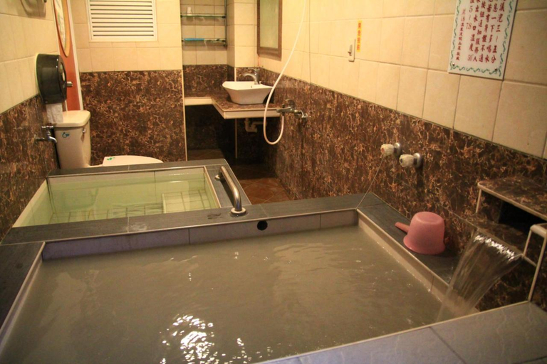 Bathroom 3, Li Tang, Tainan