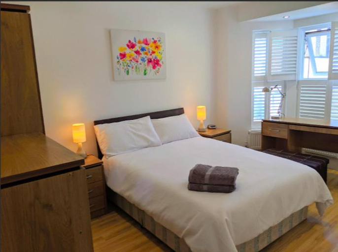 Bedroom 5, Spacious 2-bed apartment in central Kingston near Richmond Park, London
