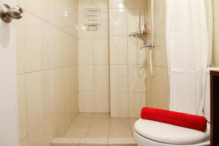 Bathroom 2, Deluxe 2BR Springlake Summarecon Apt By Travelio, Bekasi