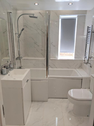 Bathroom, Spacious 2-bed apartment in central Kingston near Richmond Park, London