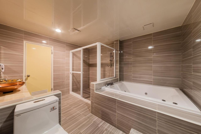 Bathroom 4, QK Motel, Taoyuan