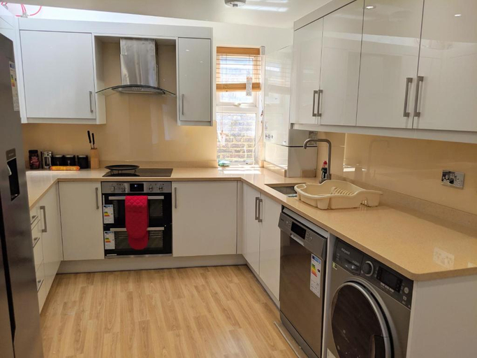Others 3, Spacious 2-bed apartment in central Kingston near Richmond Park, London