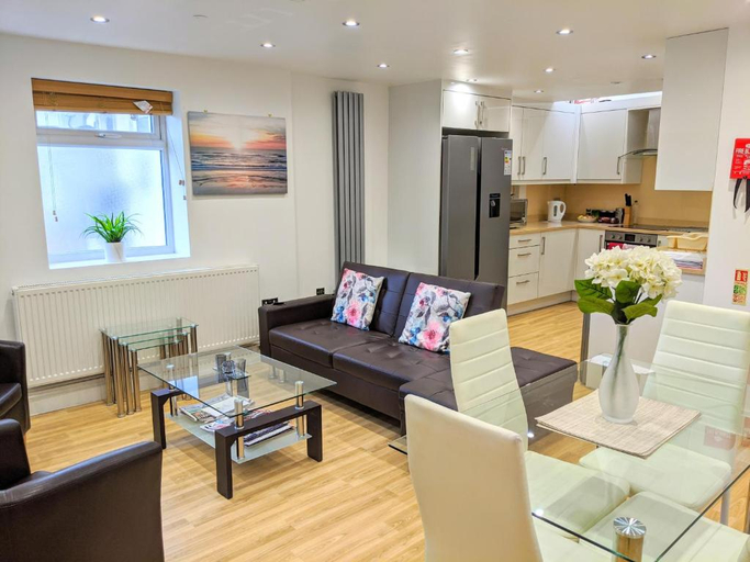 Others 4, Spacious 2-bed apartment in central Kingston near Richmond Park, London