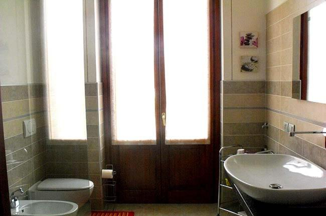 Bathroom, il coniglio sulla luna, Como