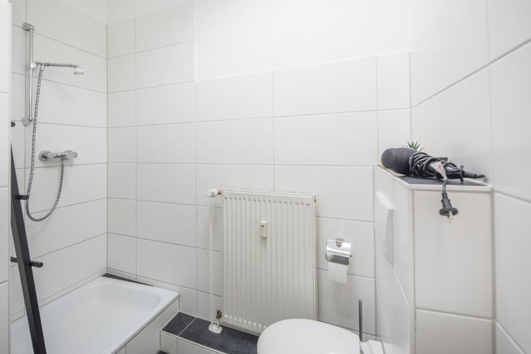 Bathroom, Spacious 2 BR Apartment Hamburg, Hamburg