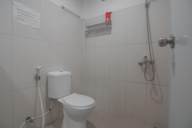 Bathroom, RedDoorz near Plaza Balikpapan, Balikpapan