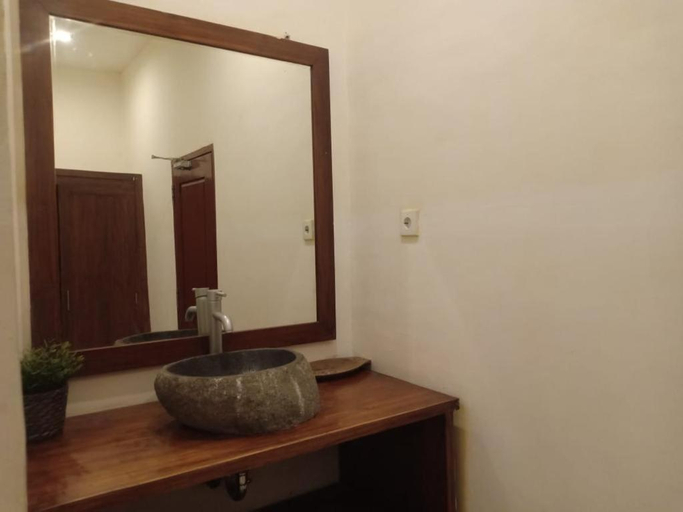Bathroom, Aaliku Bungalows, Lombok
