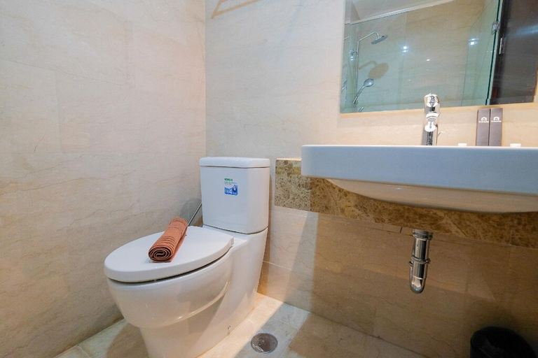 Bathroom 2, Exquisite Studio Menteng Park Apt By Travelio, Jakarta Pusat