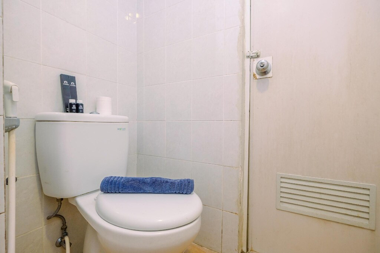 Bathroom, Modern Studio at Taman Melati near UI By Travelio, Depok