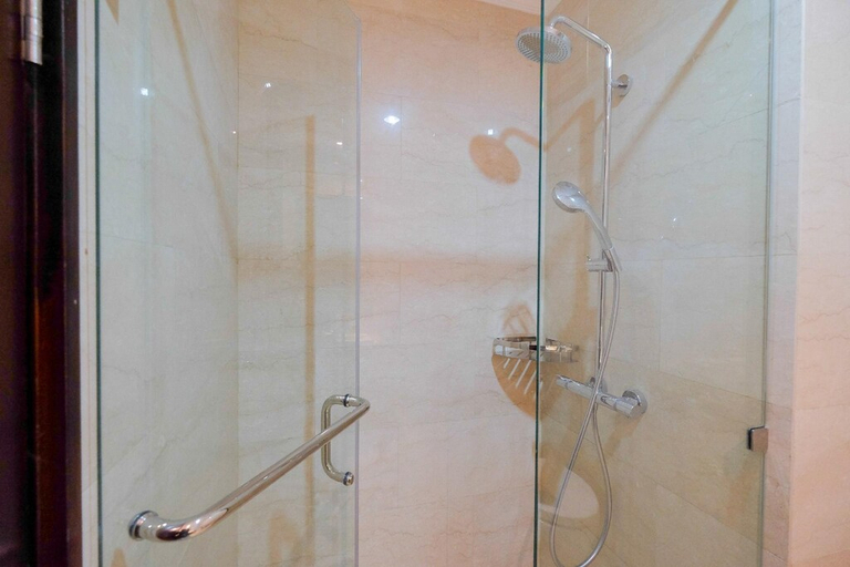 Bathroom 4, Exquisite Studio Menteng Park Apt By Travelio, Jakarta Pusat