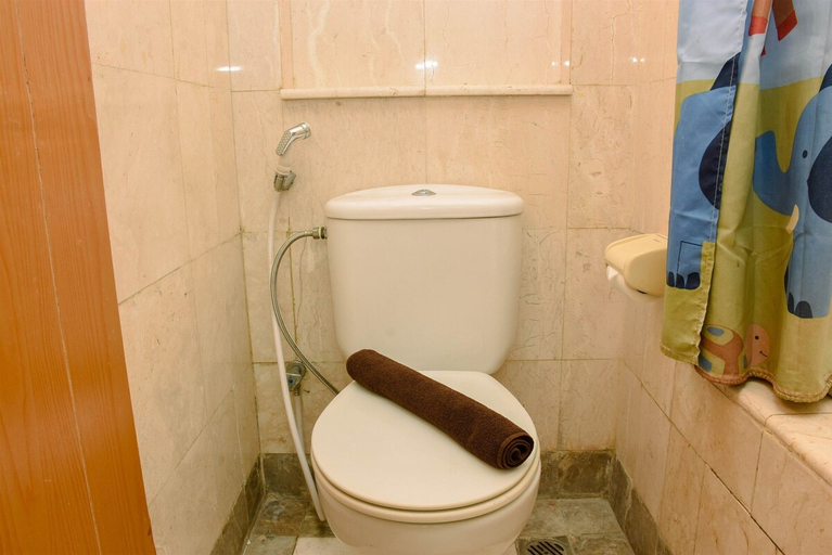 Bathroom 3, Elegant And Comfort 1Br + Extra Room Apartment At Bellagio Residence, South Jakarta