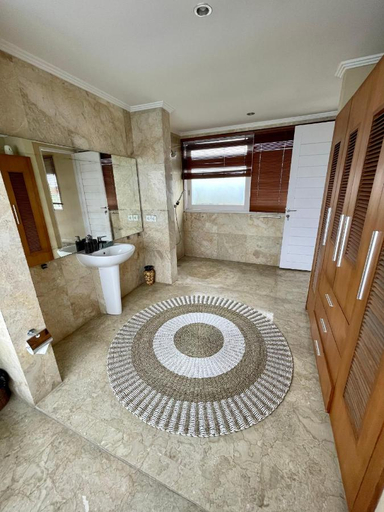Bathroom, Private suite in a kids friendly big shared villa in Canggu, Badung