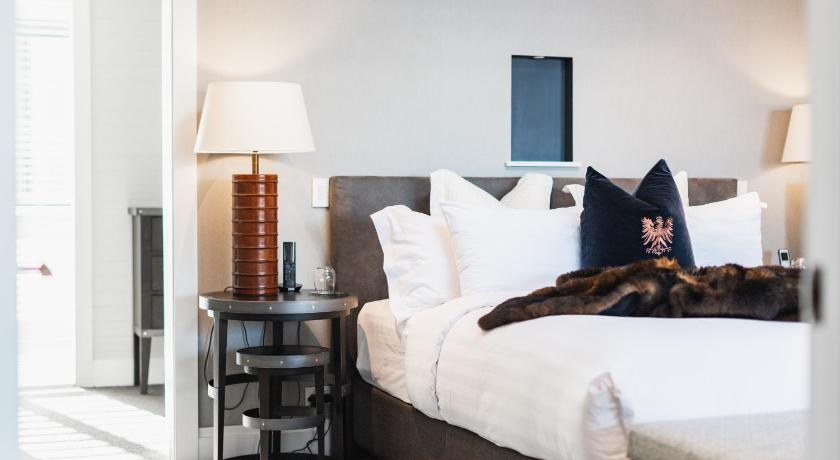 Bedroom 4, Eichardt's Private Hotel & Lakefront Apartments, Queenstown-Lakes