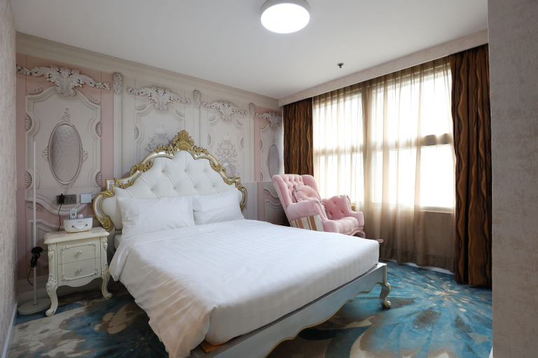 Others 5, Hennessy Hotel, Hong Kong Island