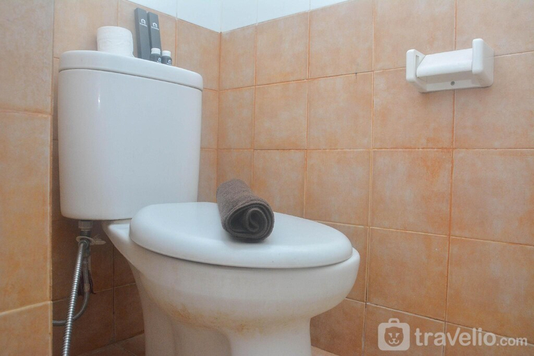 Bathroom 3, Nice Deal 2BR at Green Pramuka City By Travelio, East Jakarta