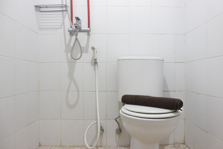 Bathroom, Pleasant 2Br Apartment At The Suites Metro, Bandung