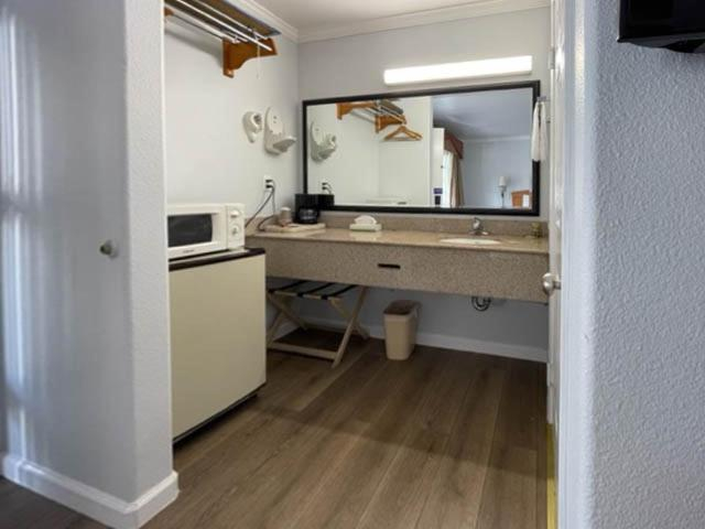 Bathroom 5, Motel 6 San Francisco, CA - Lombard Street, San Francisco
