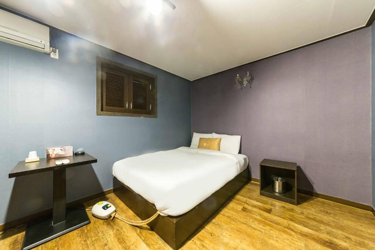 Bedroom 5, 8 Hotel, Jung