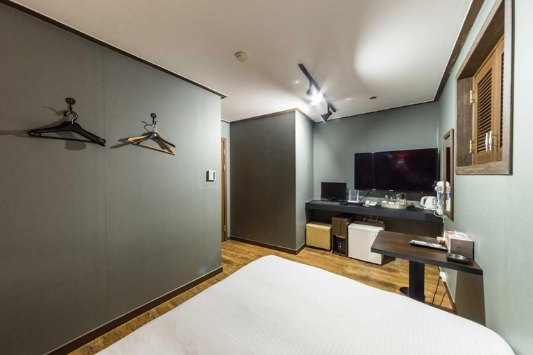 Bedroom 5, 8 Hotel, Jung