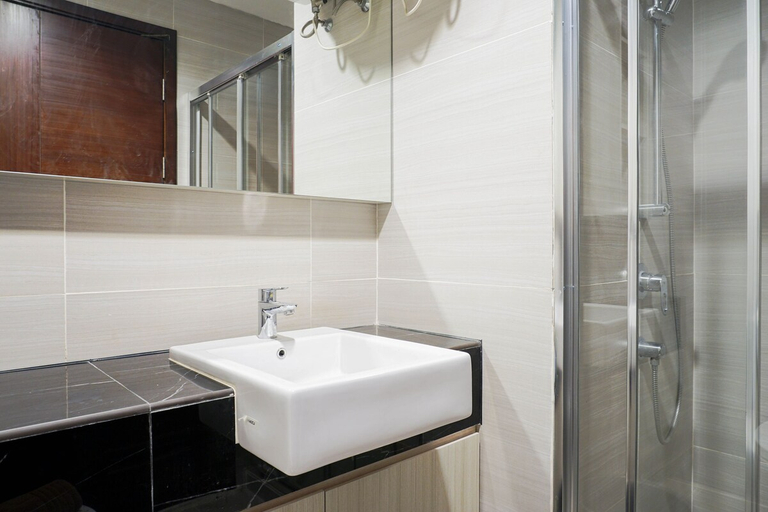 Bathroom 3, Relax and Comfy with Pool View @ Studio West Vista Apartment, West Jakarta