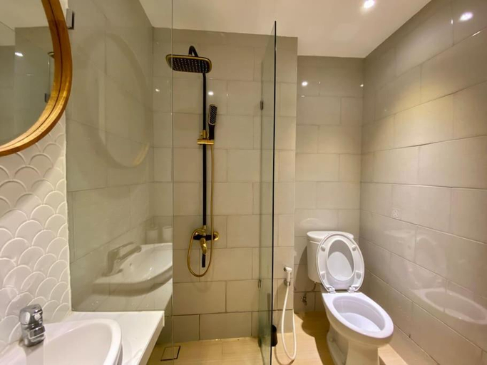 Bathroom, アマヤホーム at Anderson Apartemen, Surabaya