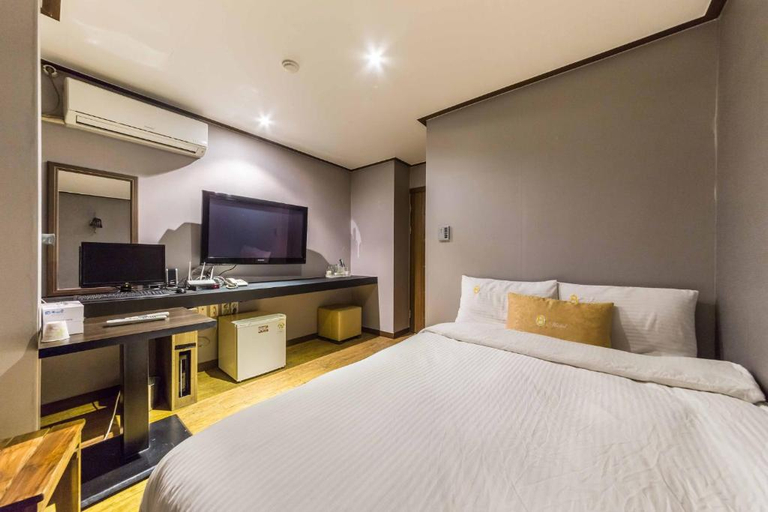 Bedroom 3, 8 Hotel, Jung