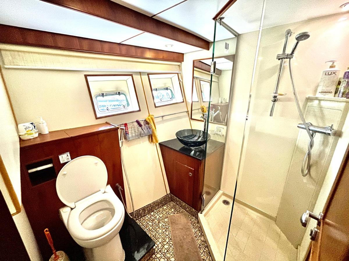Bathroom 4, Synergy B, Singapore