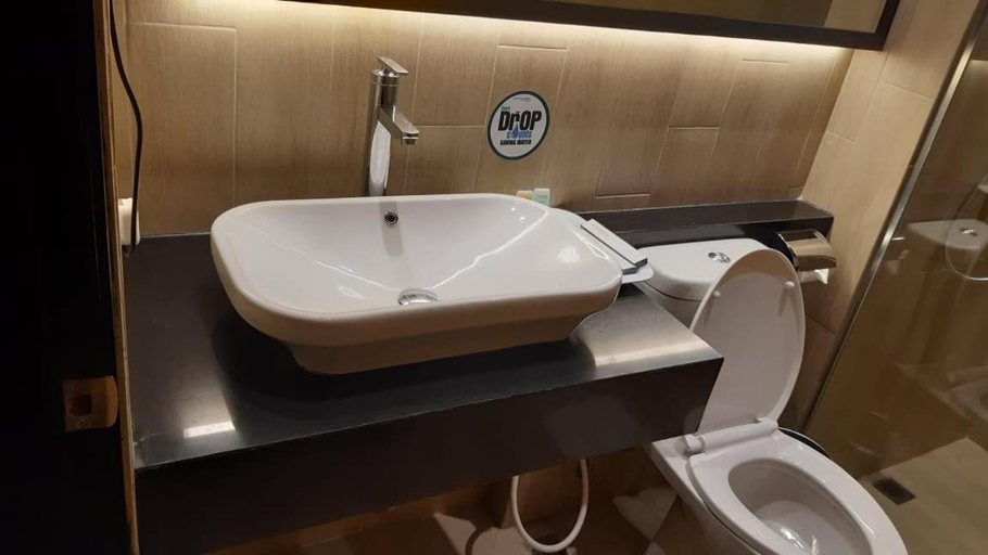 Bathroom, Hotel Polonia Medan Manage by Topotels, Medan