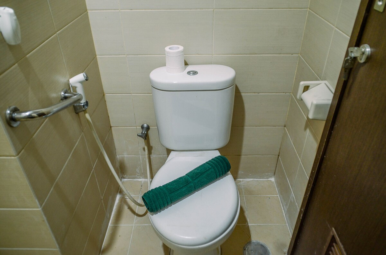 Bathroom 5, Nice And Warm 1Br At Belmont Residence Puri Apartment, Jakarta Barat