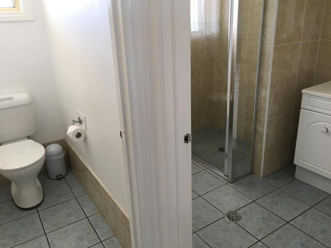 Bathroom 4, Tuckerbox Motor Inn, Gundagai