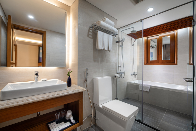 Bathroom 5, Hai Bay Hotel & Restaurant, Hoàn Kiếm