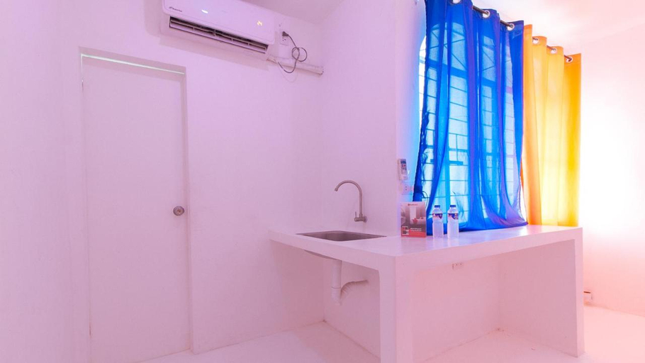 Bathroom, RedDoorz @ Jolly Orange Paranaque, Parañaque