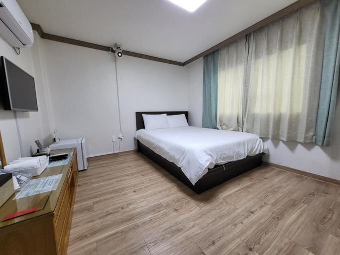 Bedroom 5, Top Island Hotel, Jeju