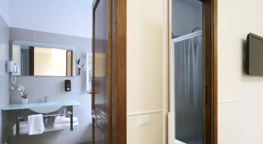 Bathroom 4, Hotel Caesar Palace, Messina